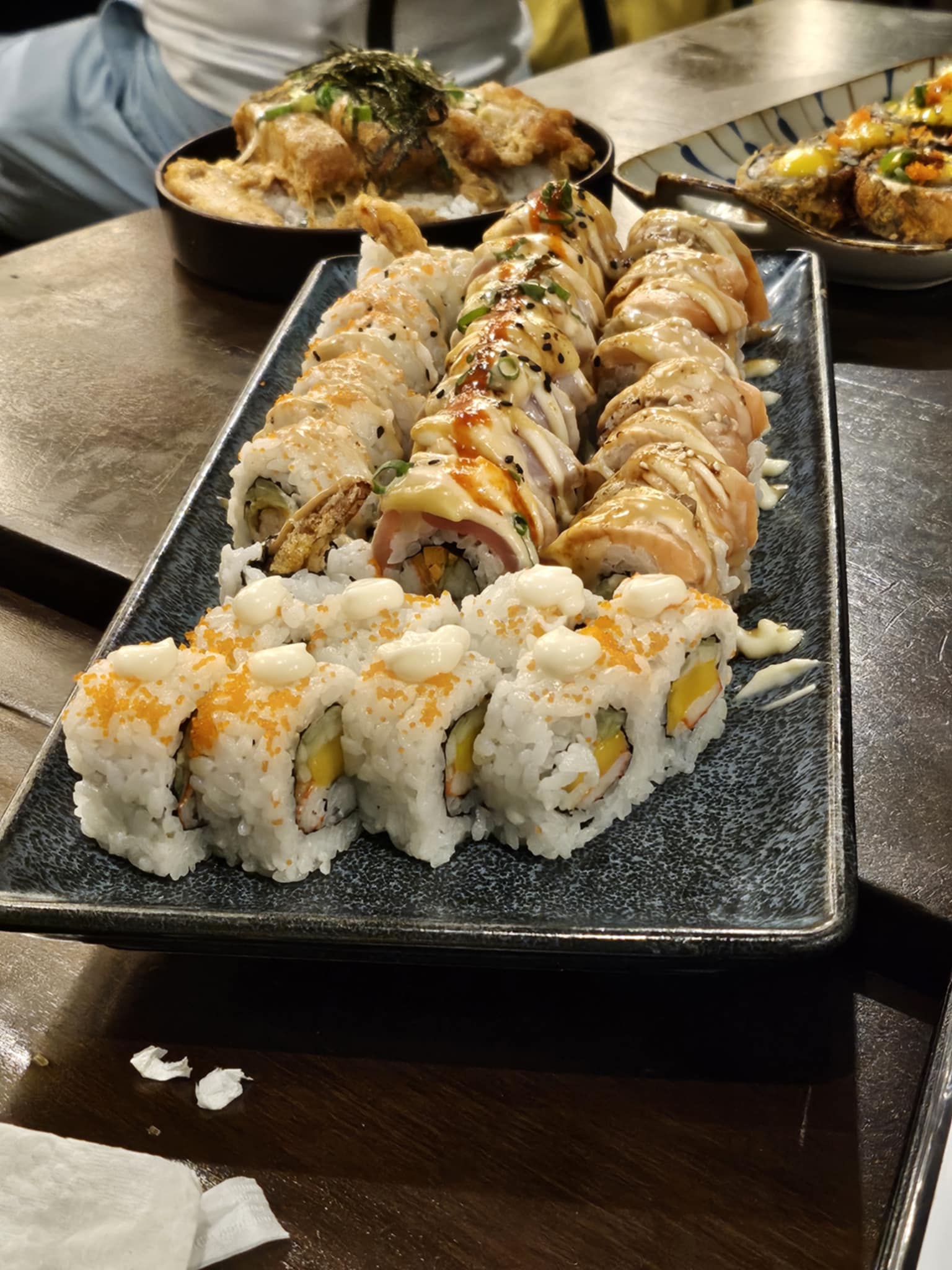 A picture of a platter of maki.